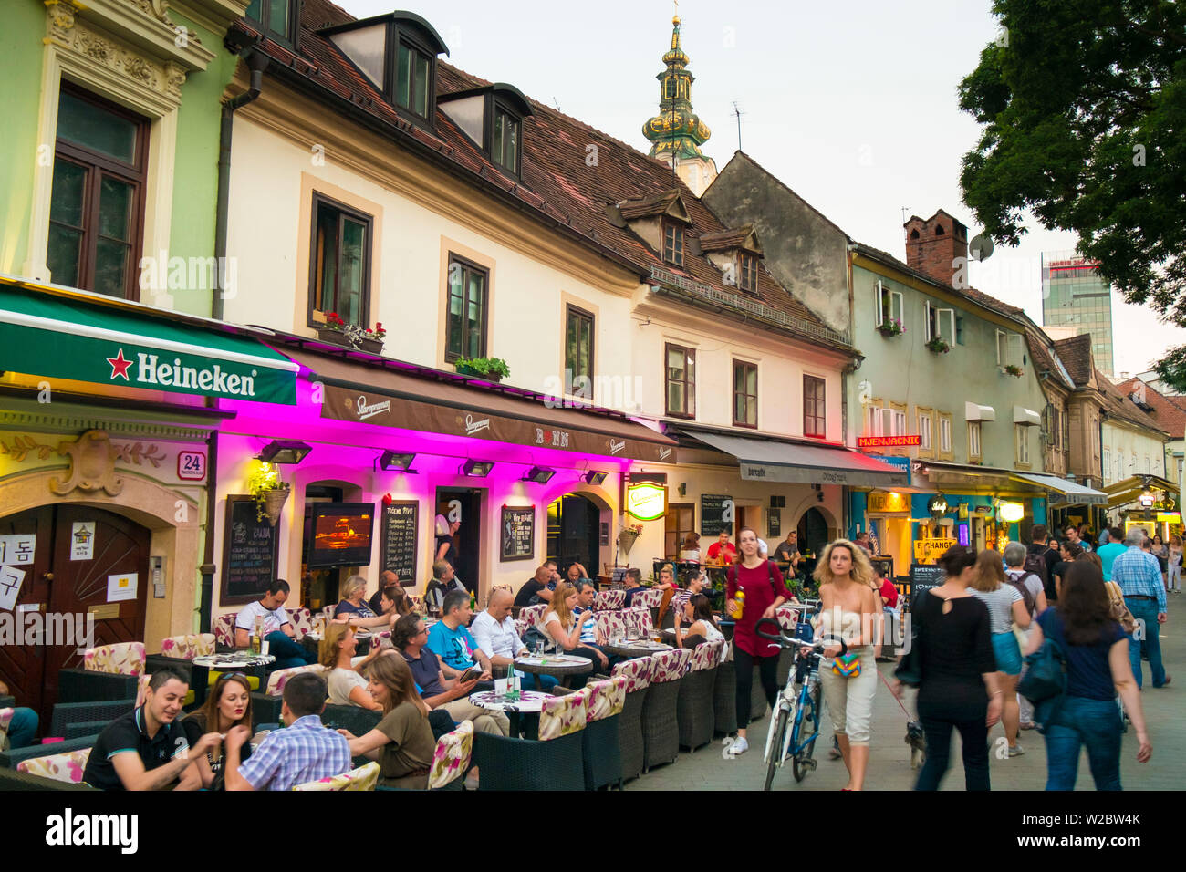 Cafés und Restaurants auf Tkalciceva Straße, Zagreb, Kroatien Stockfoto