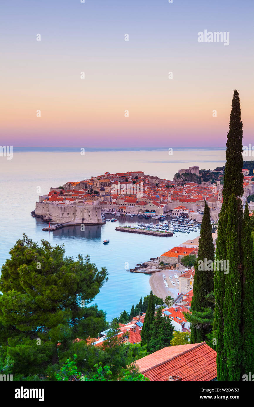 Erhöhte Blick über Stari Grad (Altstadt) bei Sonnenaufgang, Dubrovnik, Dalmatien, Kroatien Stockfoto