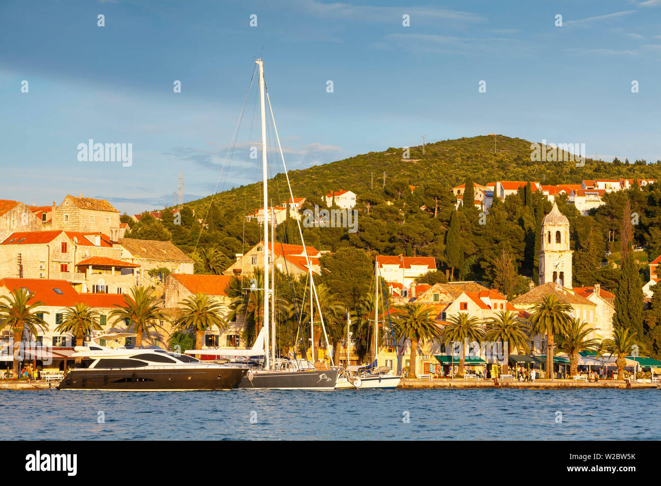 Der malerische Hafen Stadt Cavtat beleuchtet bei Sonnenuntergang, Cavtat, Dalmatien, Kroatien Stockfoto