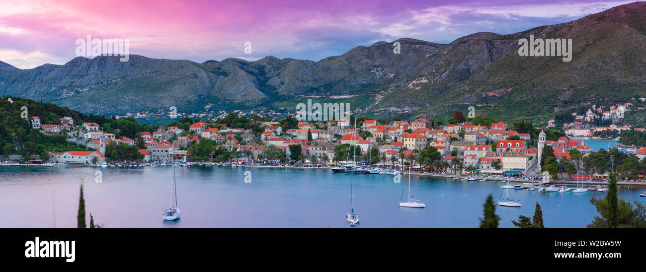 Erhöhte Blick über den malerischen Hafen Stadt Cavtat beleuchtet bei Sonnenuntergang, Cavtat, Dalmatien, Kroatien Stockfoto