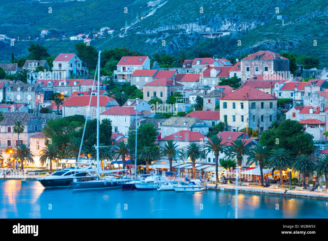 Erhöhte Blick über den malerischen Hafen Stadt Cavtat leuchtet in der Dämmerung, Cavtat, Dalmatien, Kroatien Stockfoto