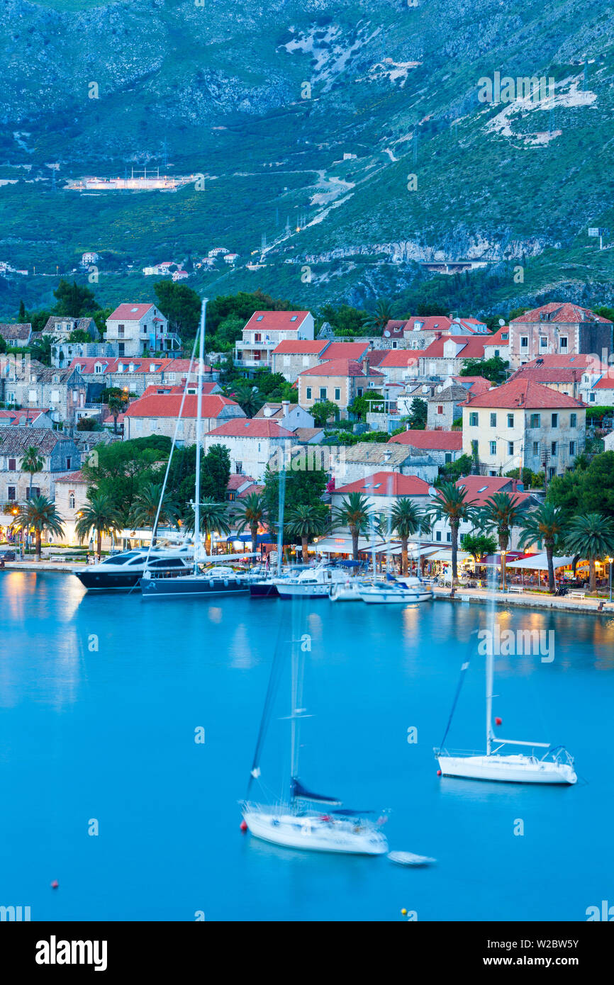 Erhöhte Blick über den malerischen Hafen Stadt Cavtat leuchtet in der Dämmerung, Cavtat, Dalmatien, Kroatien Stockfoto
