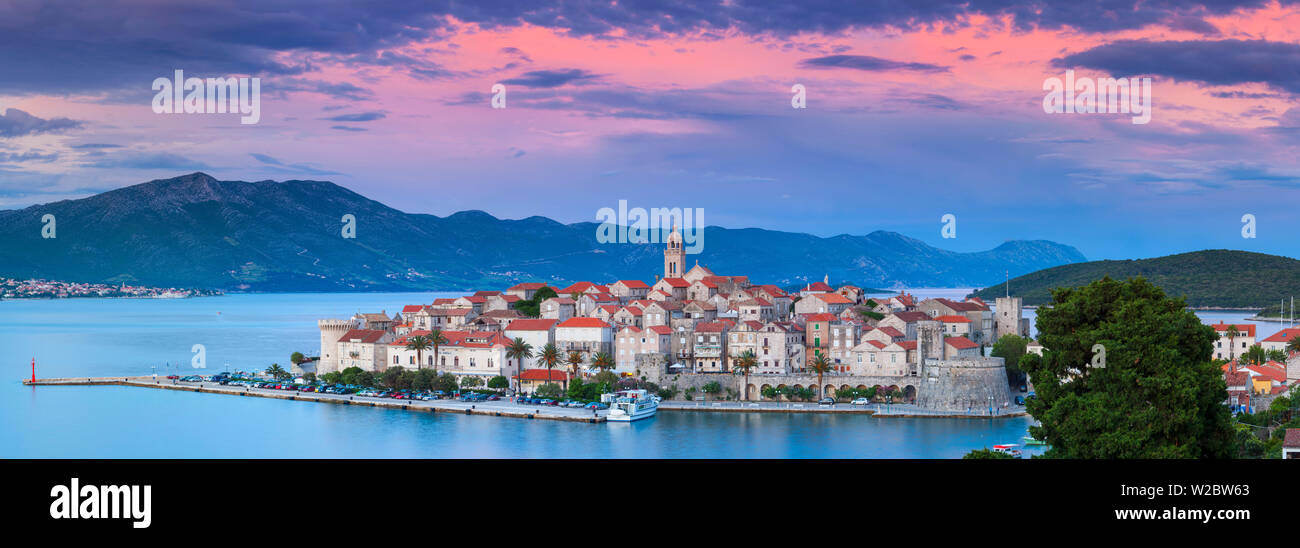 Erhöhte Blick über die malerische Stadt Korcula beleuchtet bei Sonnenuntergang, Korcula, Dalmatien, Kroatien Stockfoto