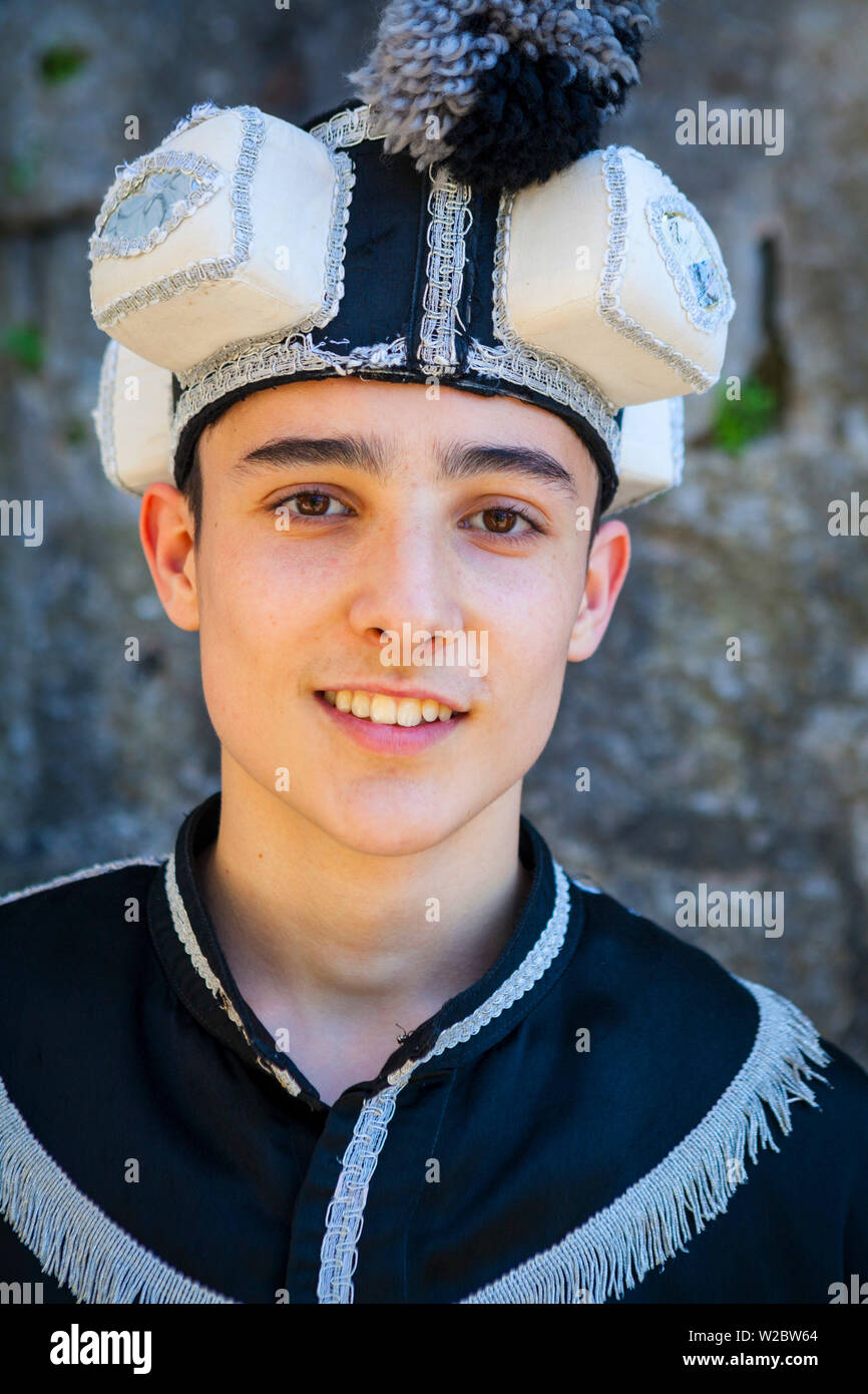 Junger Mann in traditioneller Moreska Schwertkampf Kostüm, Korcula, Dalmatien, Kroatien (MR) Stockfoto
