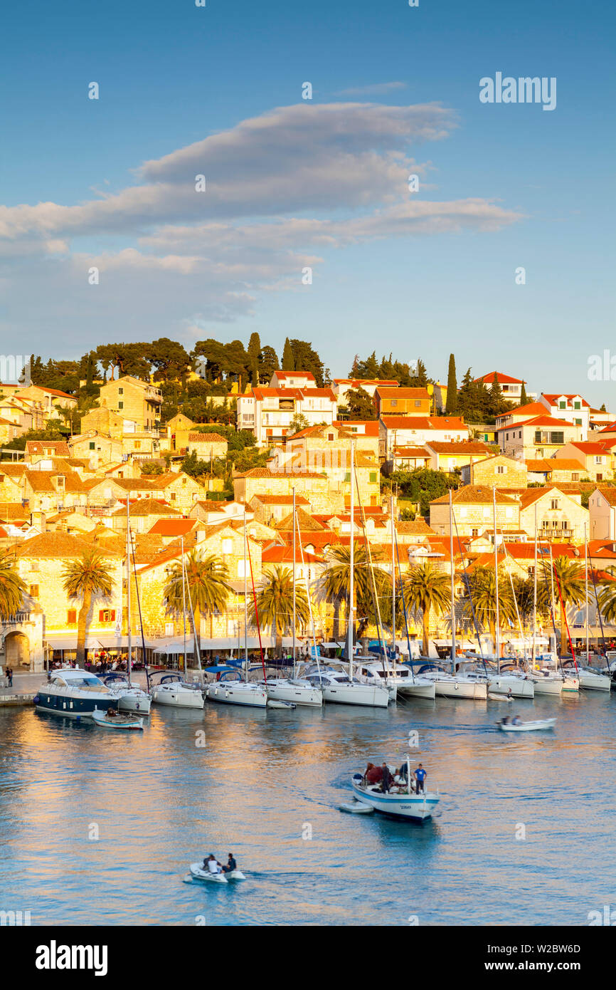 Erhöhte Blick über den malerischen Hafen der Stadt Hvar beleuchtet bei Sonnenuntergang, Hvar, Dalmatien, Kroatien Stockfoto