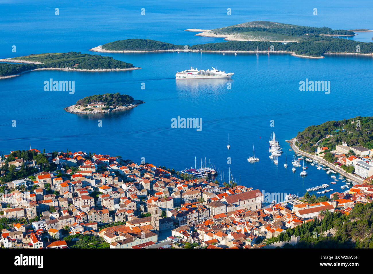 Erhöhte Blick über den malerischen Hafen der Stadt Hvar, Hvar, Dalmatien, Kroatien Stockfoto