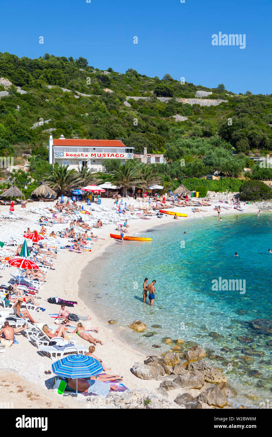 Malerische Strand in der Nähe der Stadt Hvar, Hvar, Dalmatien, Kroatien Stockfoto