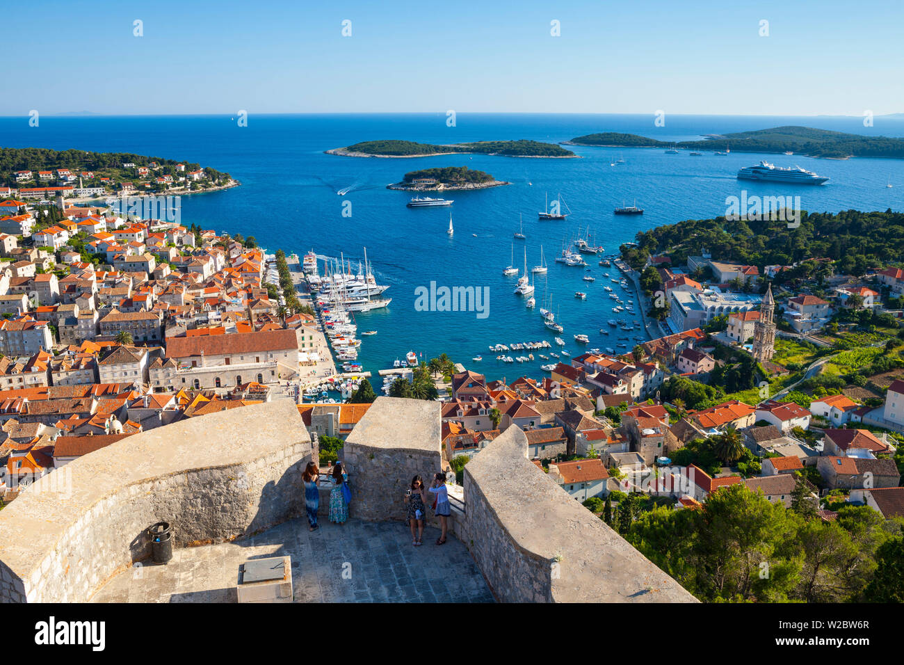 Erhöhte Blick über den malerischen Hafen der Stadt Hvar von der Zitadelle aus, der Stadt Hvar, Hvar, Dalmatien, Kroatien Stockfoto