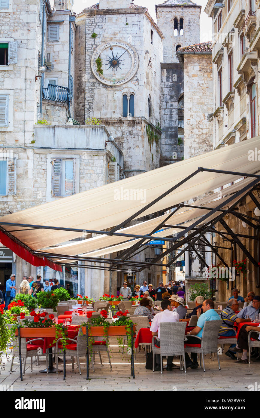 Restaurant mit Blick auf den "Eisernen Tor & Clock Tower, Stari Grad (Altstadt), Split, Dalmatien, Kroatien Stockfoto