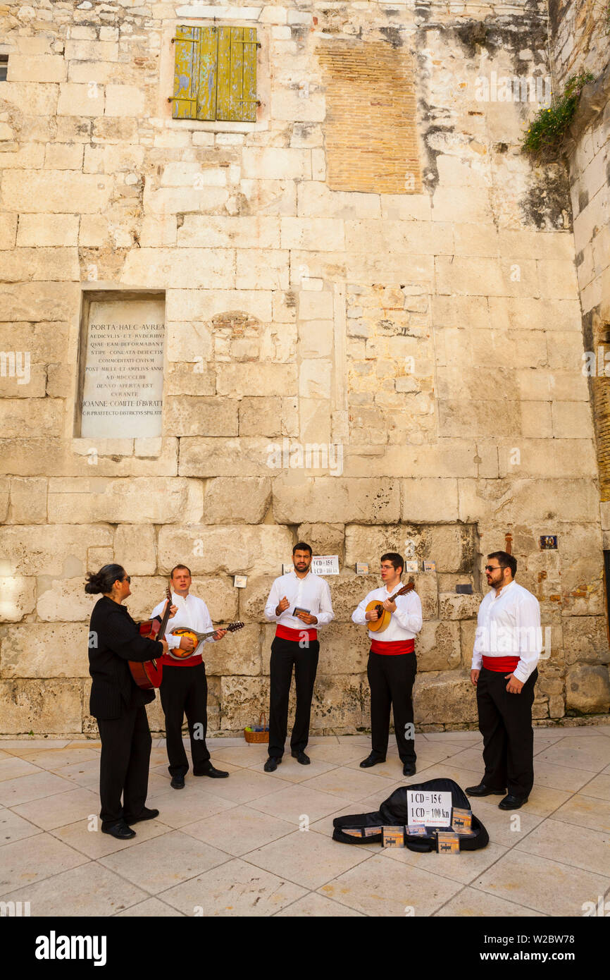 Traditionelle dalmatinische Folkmusiker, Stari Grad (Altstadt), Split, Dalmatien, Kroatien Stockfoto