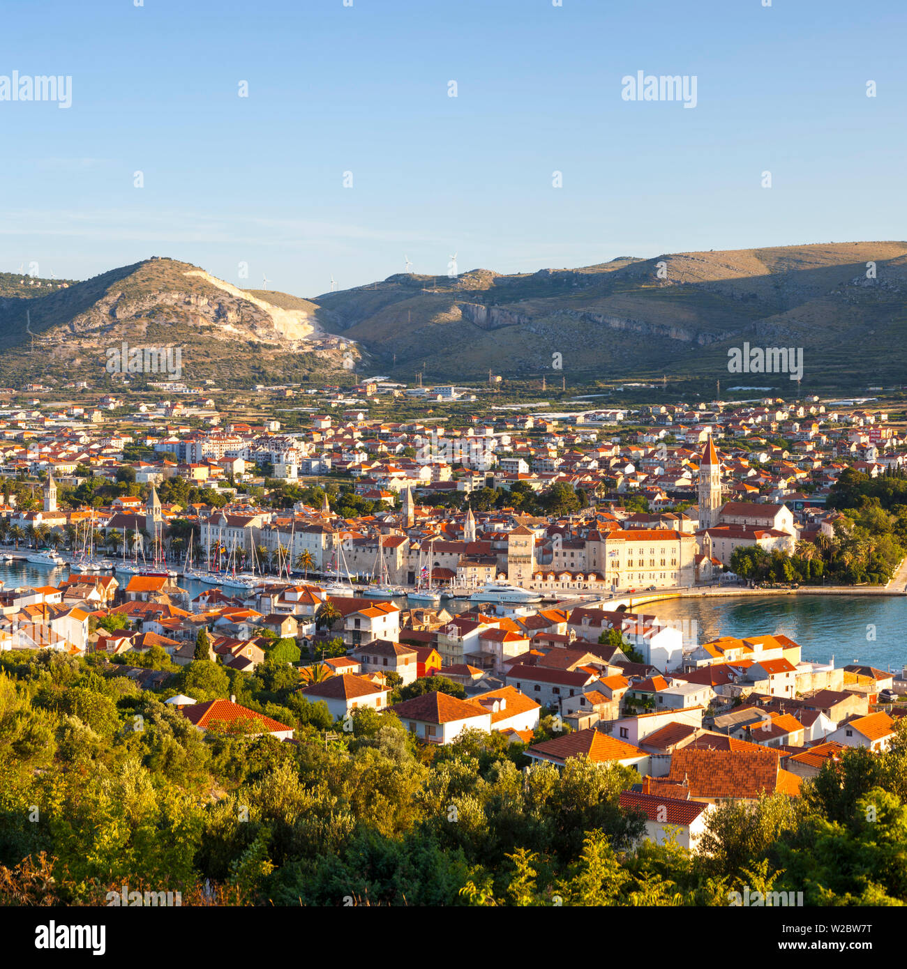 Erhöhte Blick über Stari Grad (Altstadt), Trogir, Dalmatien, Kroatien Stockfoto