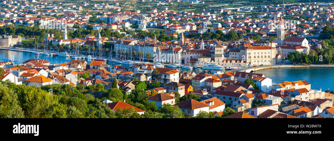 Erhöhten Blick auf Trogir Stari Grad (Altstadt), Trogir, Dalmatien, Kroatien Stockfoto
