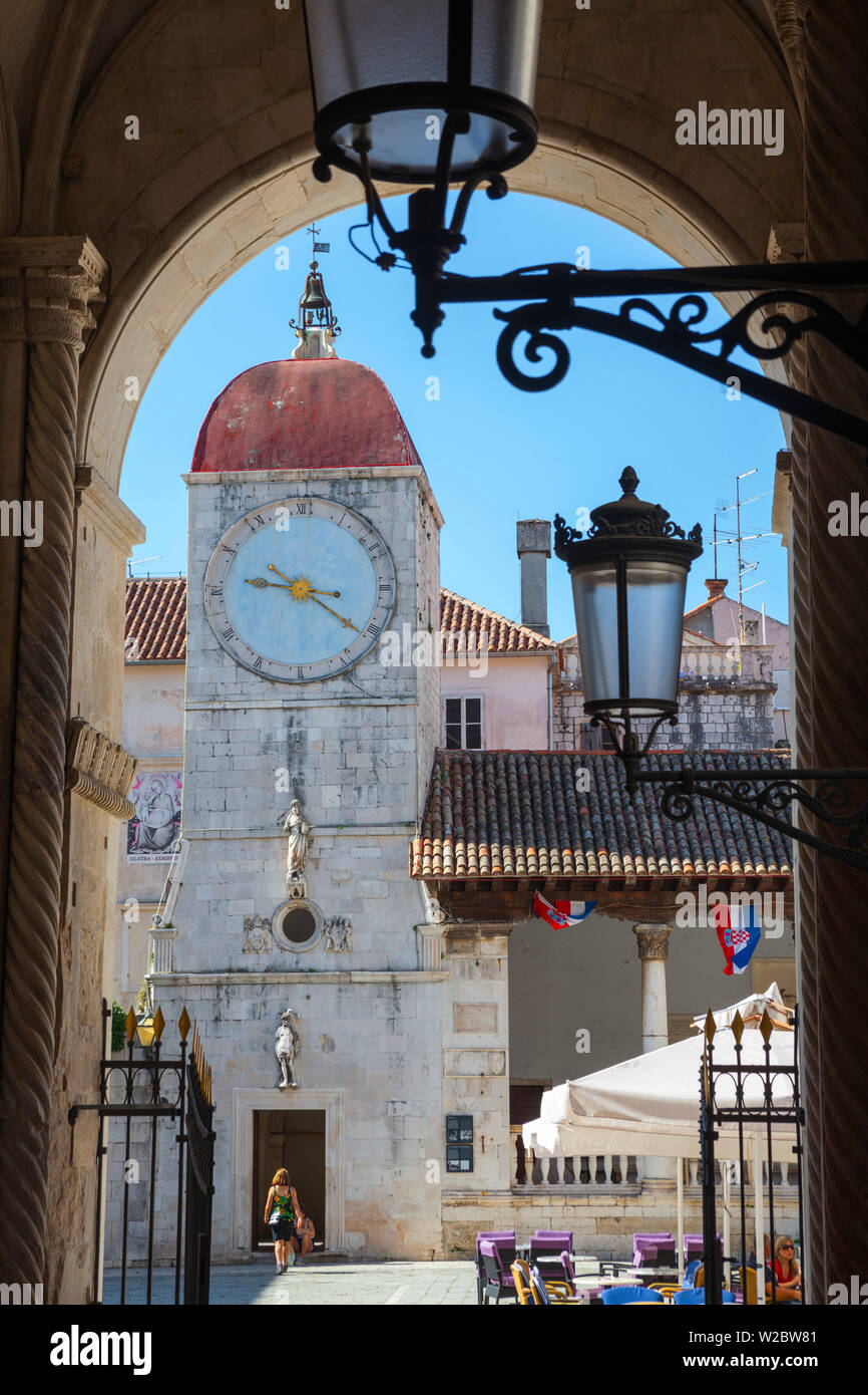 Town Hall Clock Tower, Stari Grad (Altstadt), Trogir, Dalmatien, Kroatien Stockfoto