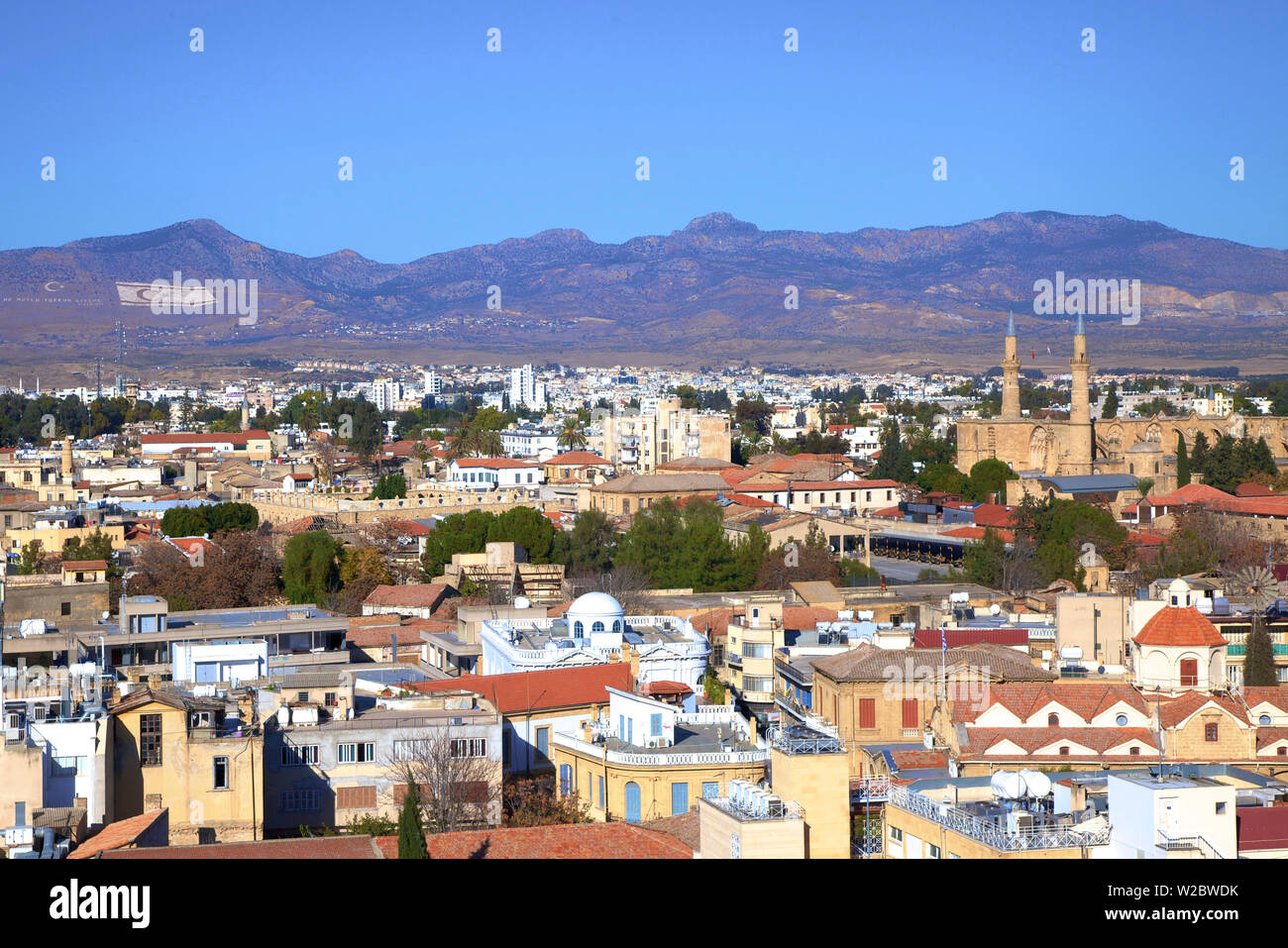 Erhöhten Blick auf die türkische Seite von Nikosia mit Selimiye-Moschee im östlichen Mittelmeer Nord-Zypern, Süd-Nikosia, Zypern, Stockfoto