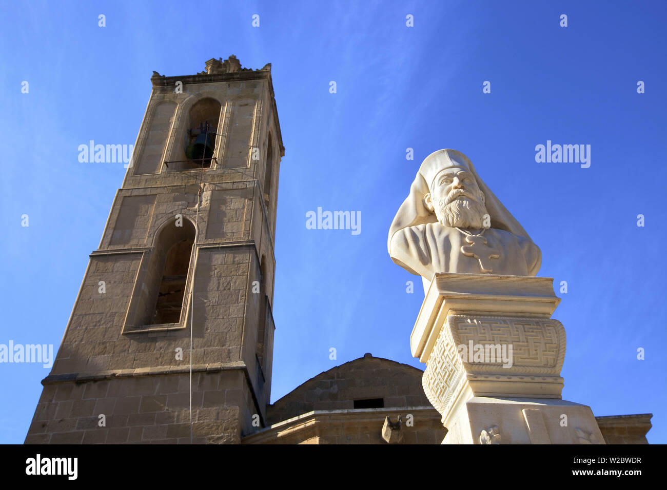 Büste von Erzbischof Kyprianos und Kathedrale des Hl. Johannes der Theologe östlichen Mittelmeer Süd-Nikosia, Zypern, Stockfoto