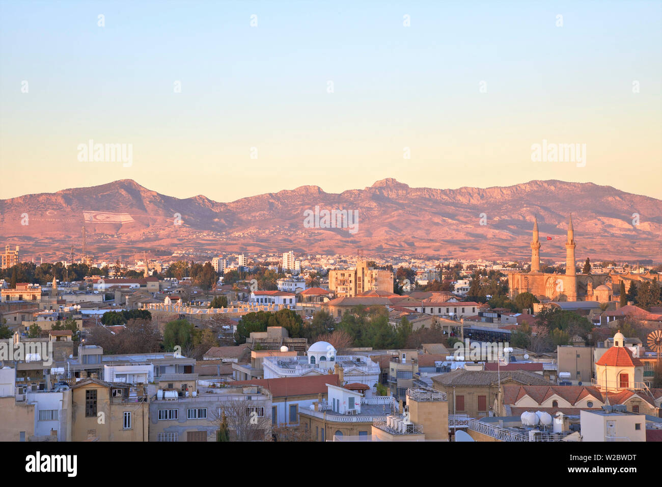Erhöhten Blick auf die türkische Seite von Nikosia mit Selimiye-Moschee im östlichen Mittelmeer Nord-Zypern, Süd-Nikosia, Zypern, Stockfoto