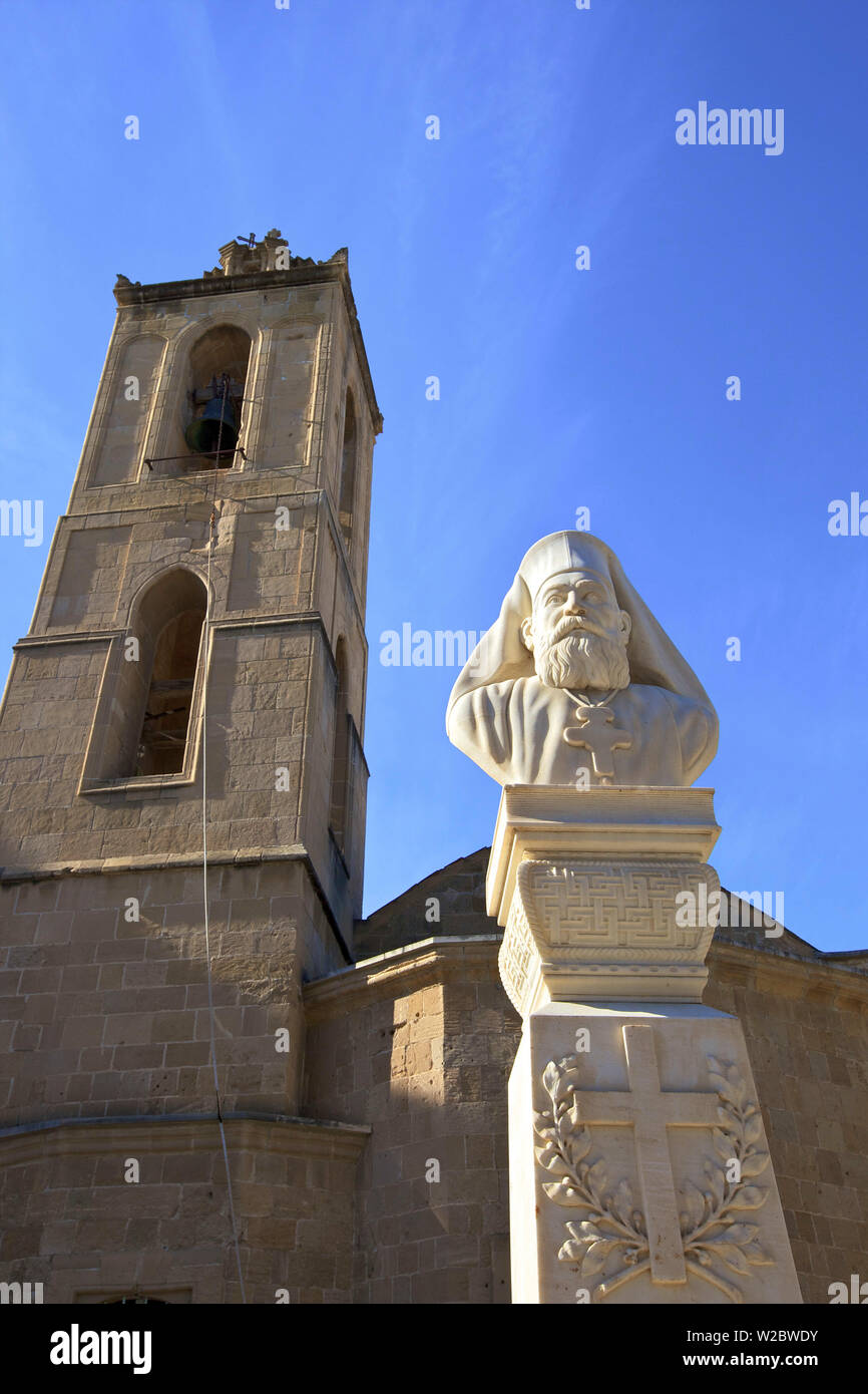 Büste von Erzbischof Kyprianos und Kathedrale des Hl. Johannes der Theologe östlichen Mittelmeer Süd-Nikosia, Zypern, Stockfoto