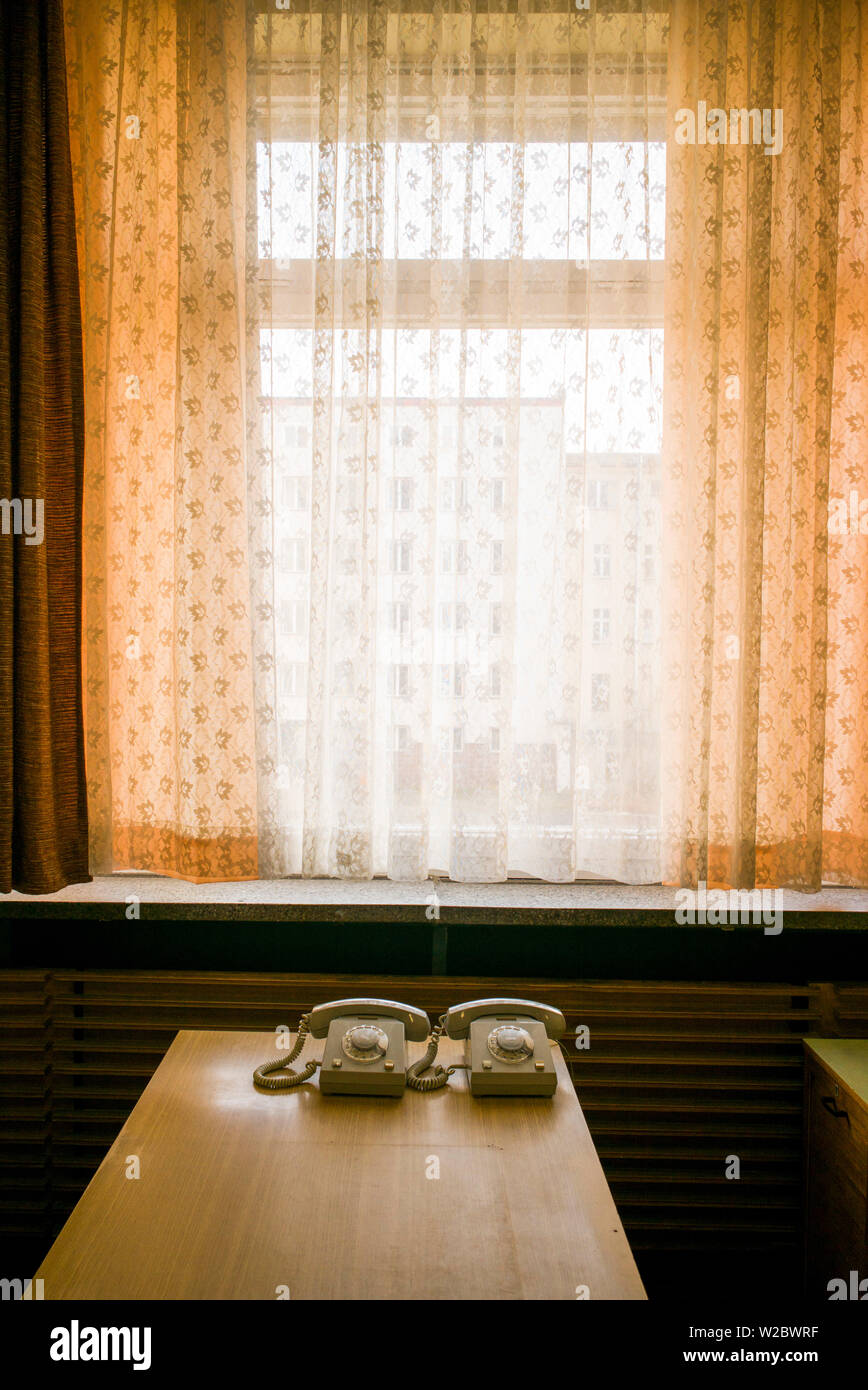 Deutschland, Berlin, Friendrichshain, Stasi Museum, DDR-Ära Geheimpolizei Museum im ehemaligen Stasi Hauptquartier, Telefone Stockfoto Deutschland, Berlin, Friendrichshain, Stasi Museum, DDR-Ära Geheimpolizei Museum im ehemaligen Stasi Hauptquartier, Telefone Stockfoto