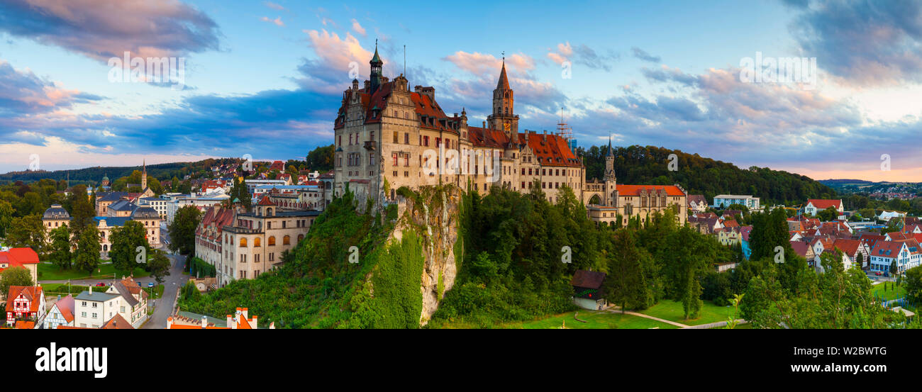 Erhöhten Blick auf Schloss Sigmaringen bei Sonnenuntergang, Schwaben beleuchtet, Baden Württemberg, Deutschland, Europa Stockfoto