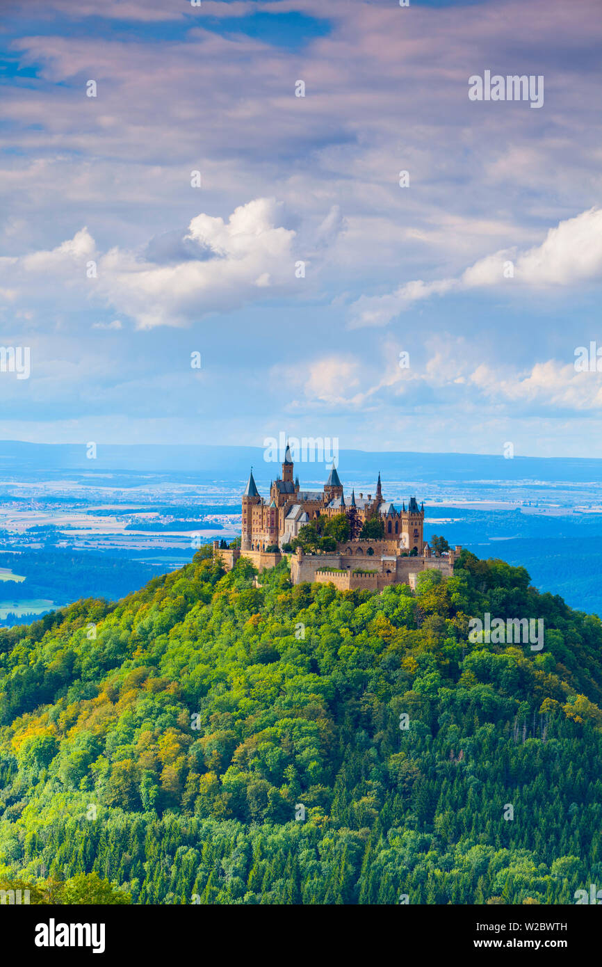 Erhöhten Blick auf die Burg Hohenzollern und die umliegende Landschaft, Schwaben, Baden Württemberg, Deutschland Stockfoto