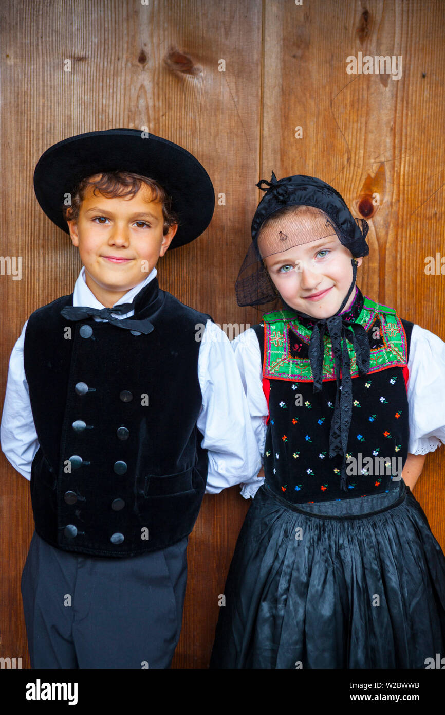 Portrait der Kinder in traditionellen protestantischen Trachten, Schwarzwälder Freilichtmuseum Vogtsbauernhof, Gutach, Schwarzwald, Baden-Württemberg, Deutschland Stockfoto