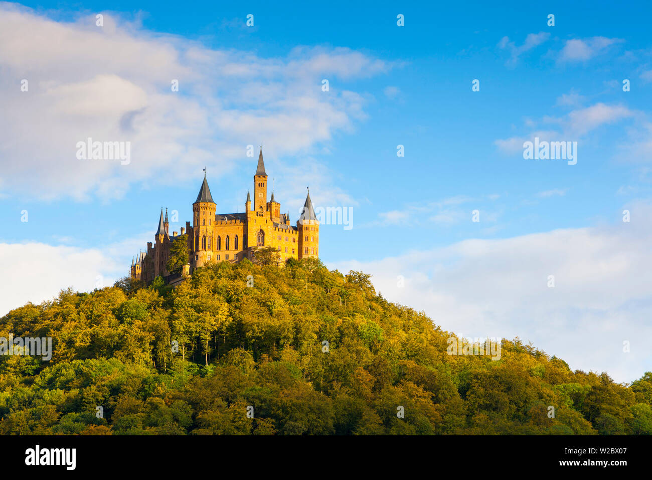 Burg Hohenzollern beleuchtet bei Sonnenuntergang, Schwaben, Baden Württemberg, Deutschland, RF Stockfoto