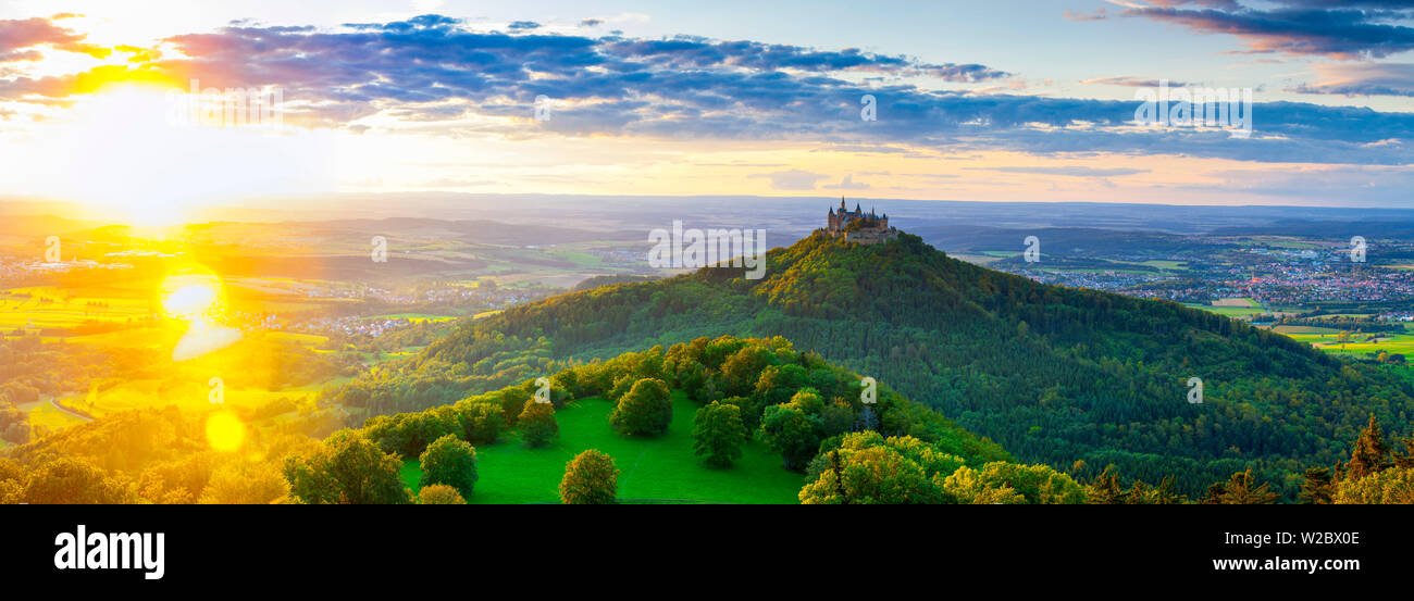 Erhöhten Blick auf die Burg Hohenzollern und die umliegende Landschaft bei Sonnenuntergang, Schwaben beleuchtet, Baden Württemberg, Deutschland Stockfoto