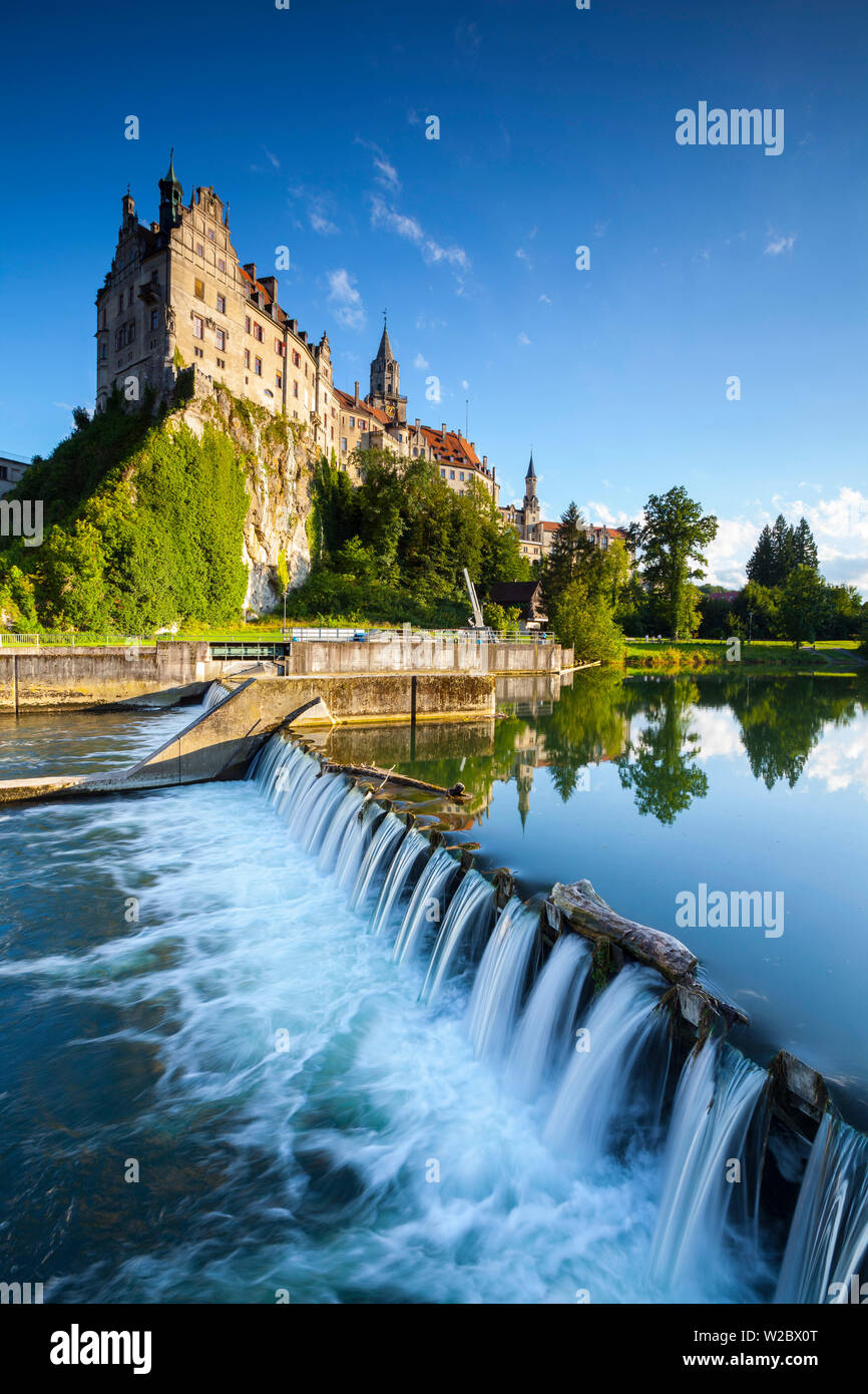 Schloss Sigmaringen, spiegelt sich in der Donau, Schwaben, Baden Württemberg, Deutschland, Europa Stockfoto