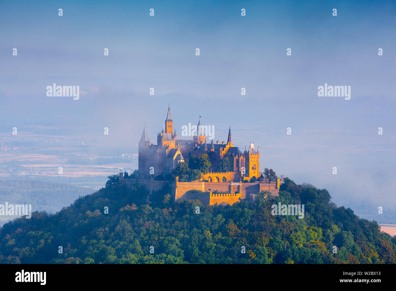 Erhöhten Blick auf die Burg Hohenzollern bei Sonnenaufgang, Schwaben beleuchtet, Baden Württemberg, Deutschland Stockfoto