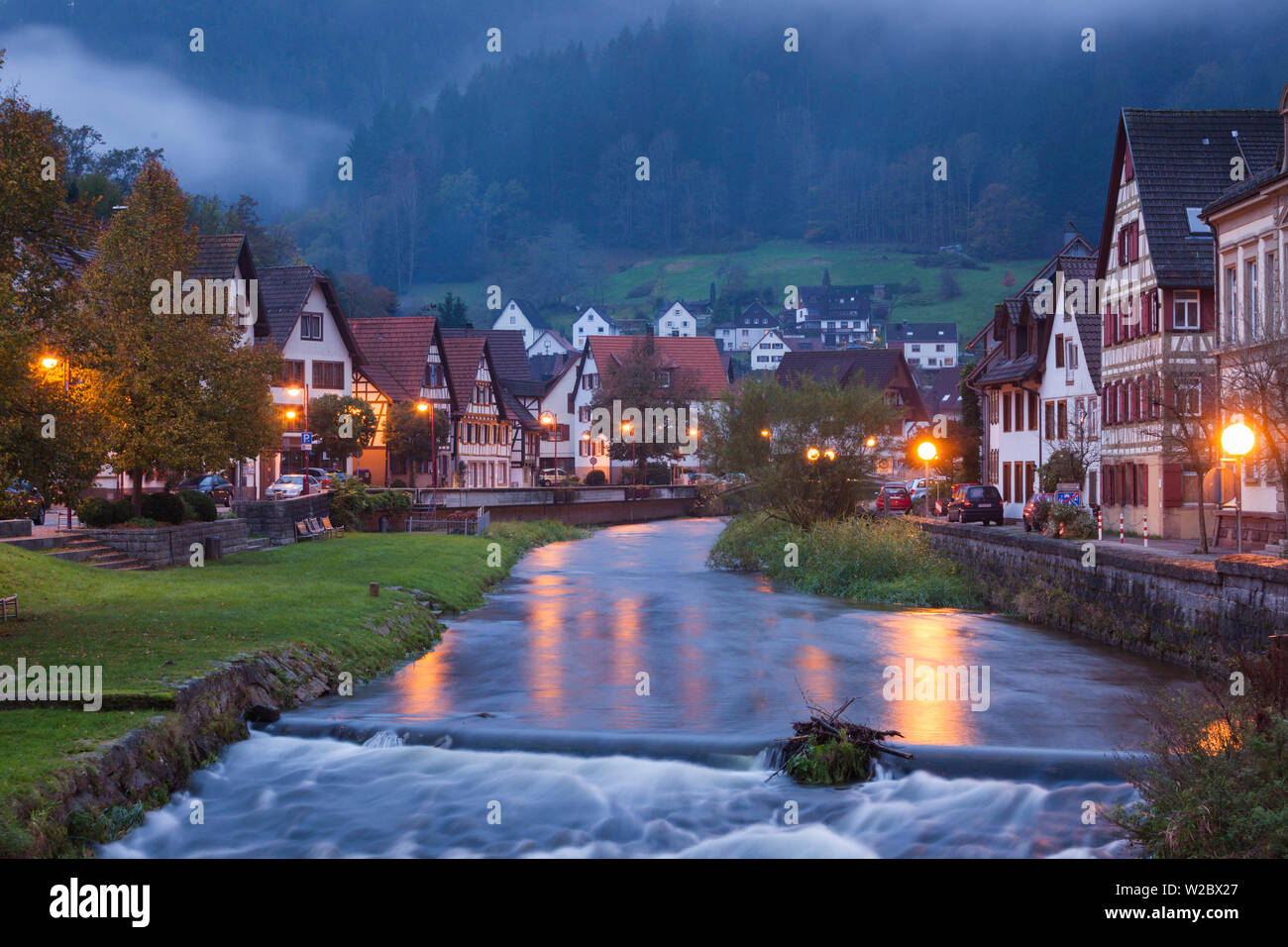 Deutschland, Baden-Wurttemburg, Schwarzwald, Schiltach, Stadt Blick entlang der Flussufer, Dawn Stockfoto