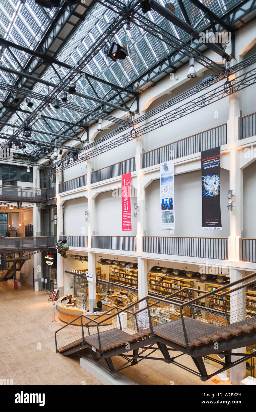 Deutschland, Baden-Wurttemburg, Karlsruhe, ZKM, Zentrum Fur Kunst Und Medientechnologie, Museum für moderne Kunst im ehemaligen Munitionsfabrik WW1-Ära, lobby Stockfoto