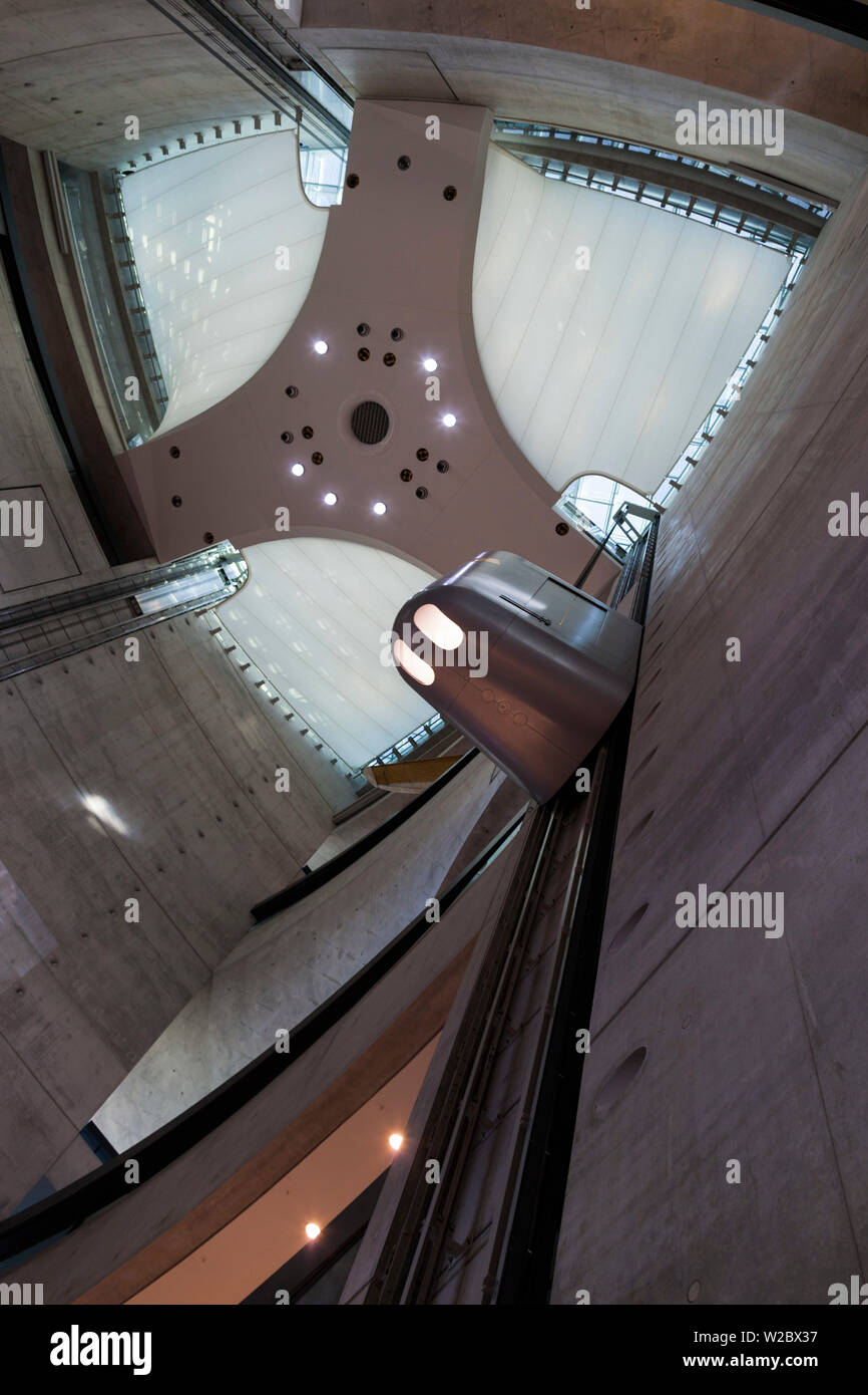 Deutschland, Baden-Wurttemburg, Stuttgart-Unter - Turkheim, Mercedes-Benz Museum Gebäude, Innenraum mit Aufzügen Stockfoto