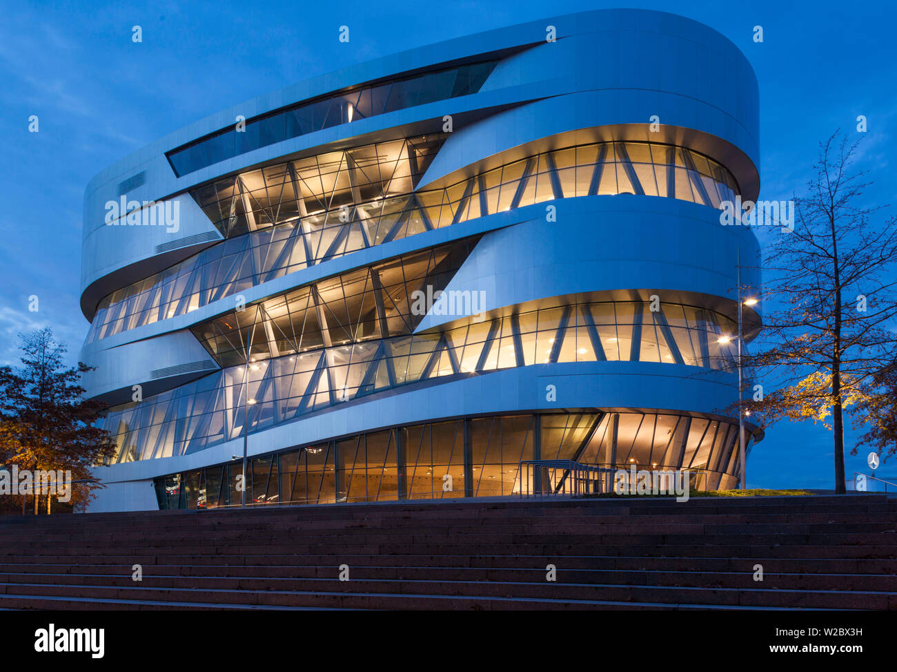 Deutschland, Baden-Wurttemburg, Stuttgart-Unter-Turkheim, Mercedes-Benz Museum Gebäude, dawn Stockfoto