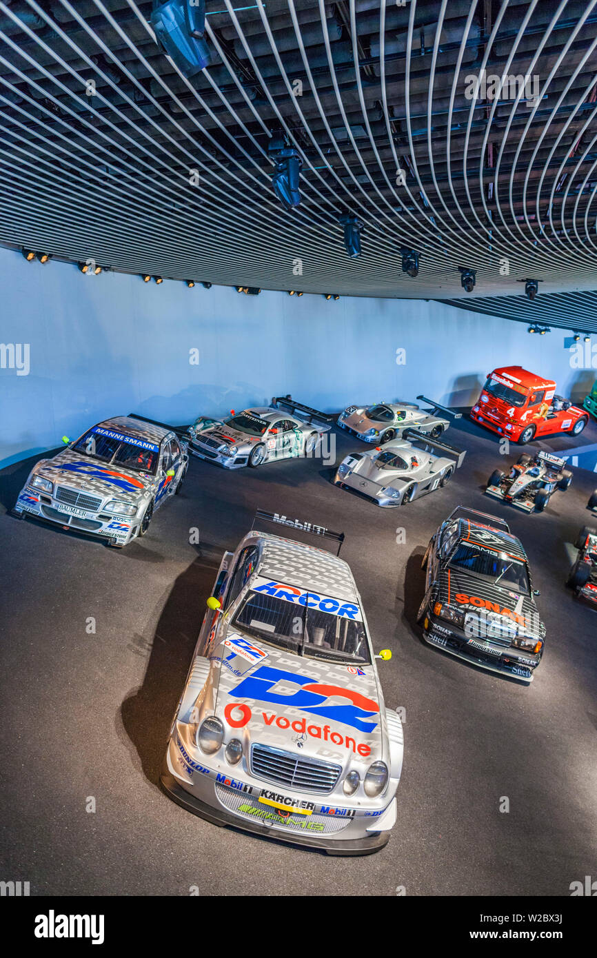 Deutschland, Baden-Wurttemburg, Stuttgart-Unter-Turkheim, Mercedes-Benz Museum Gebäude, Mercedes Rennwagen Stockfoto