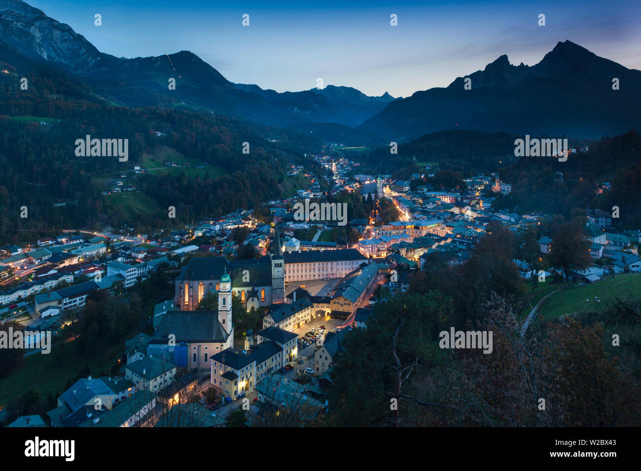 Deutschland, Bayern, Berchtesgaden, erhöhte die Stadt mit Watzmann (el. 2713 m), der Dämmerung Stockfoto