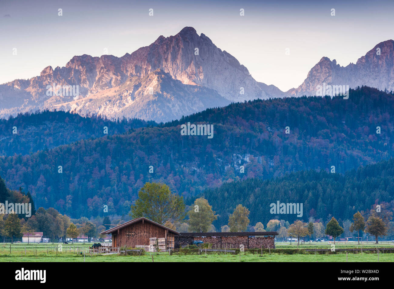 Deutschland, Bayern, Hohenschwangau, Landschaft mit den Tannheimer Bergen, dawn Stockfoto