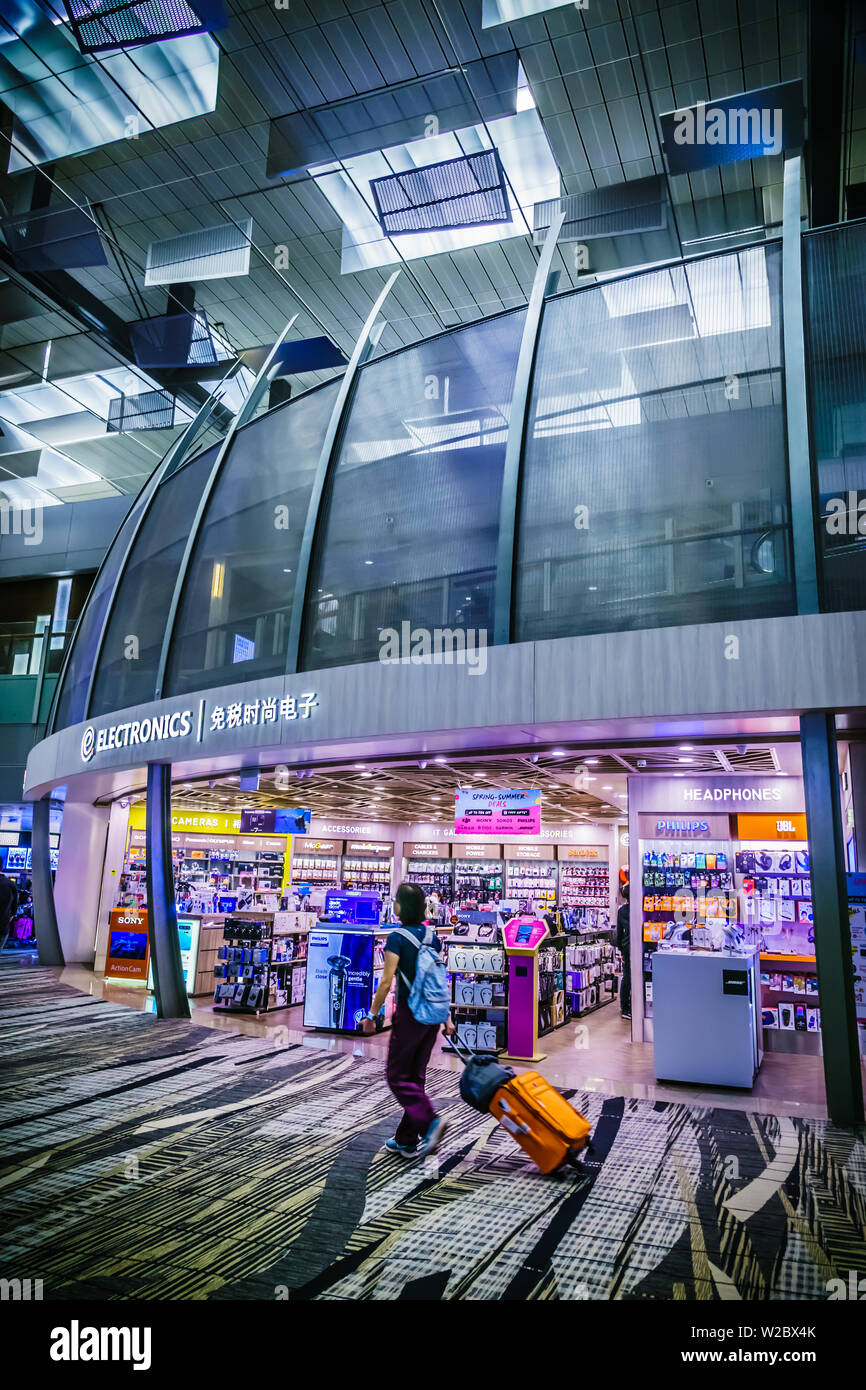 Singapur - Mai 8, 2019: Reisende bewegen und Shopping in Changi Flughafen, Terminal 3, Singapur. Stockfoto