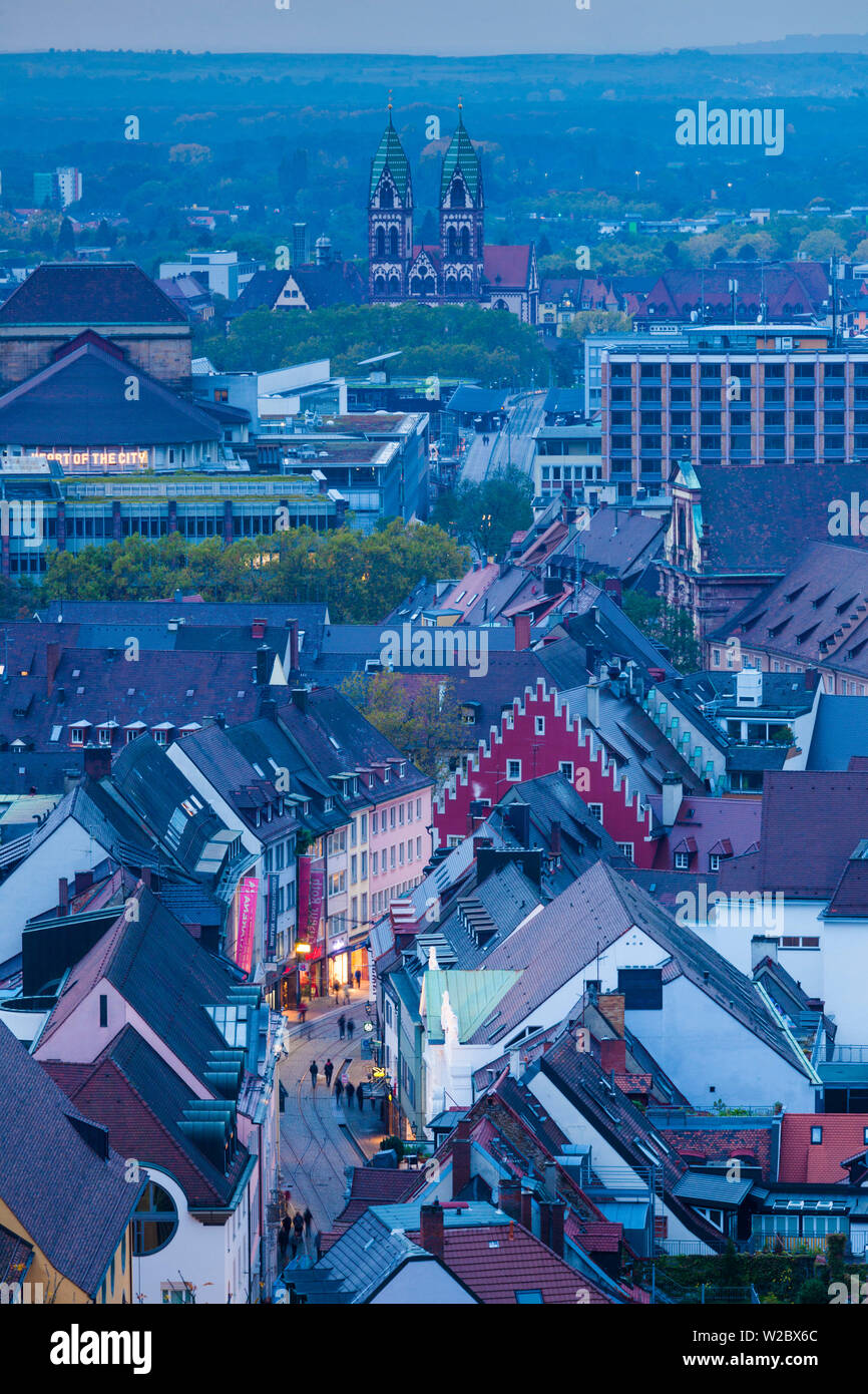 Deutschland, Baden-Wurttemburg, Schwarzwald, Freiburg im Breisgau, erhöhte Stadt Blick vom Schlossberg, Dämmerung Stockfoto