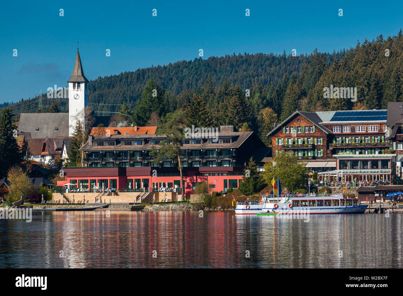 Deutschland, Baden-Wurttemburg, Schwarzwald, Titisee-Neustadt, Titisee-See und Ausflugsschiff, Herbst Stockfoto