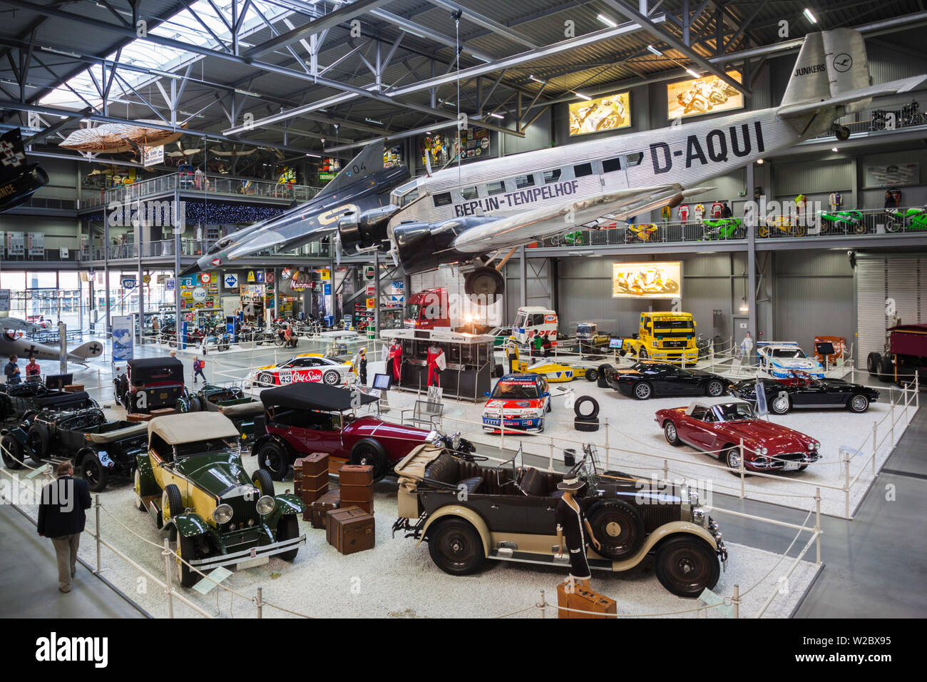 Deutschland, Rheinland-Pfalz, Speyer, Technik Museum Speyer, Galerie mit Deutsche Junkers JU-52 Transportflugzeug der 1930er-Jahre-Ära Stockfoto