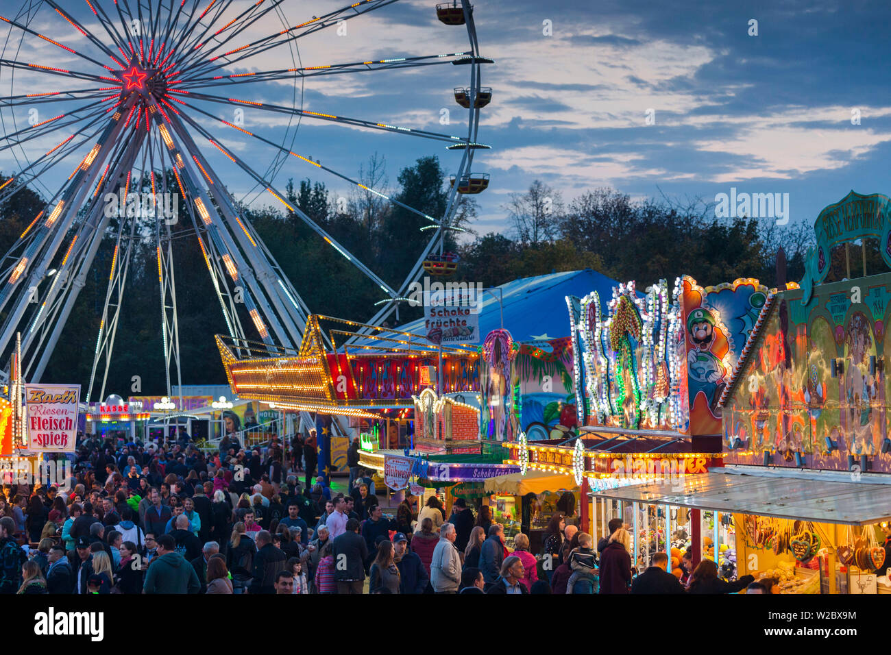 Deutschland, Rheinland-Pfalz, Speyer, Herbst Karneval mit Riesenrad, Dämmerung Stockfoto