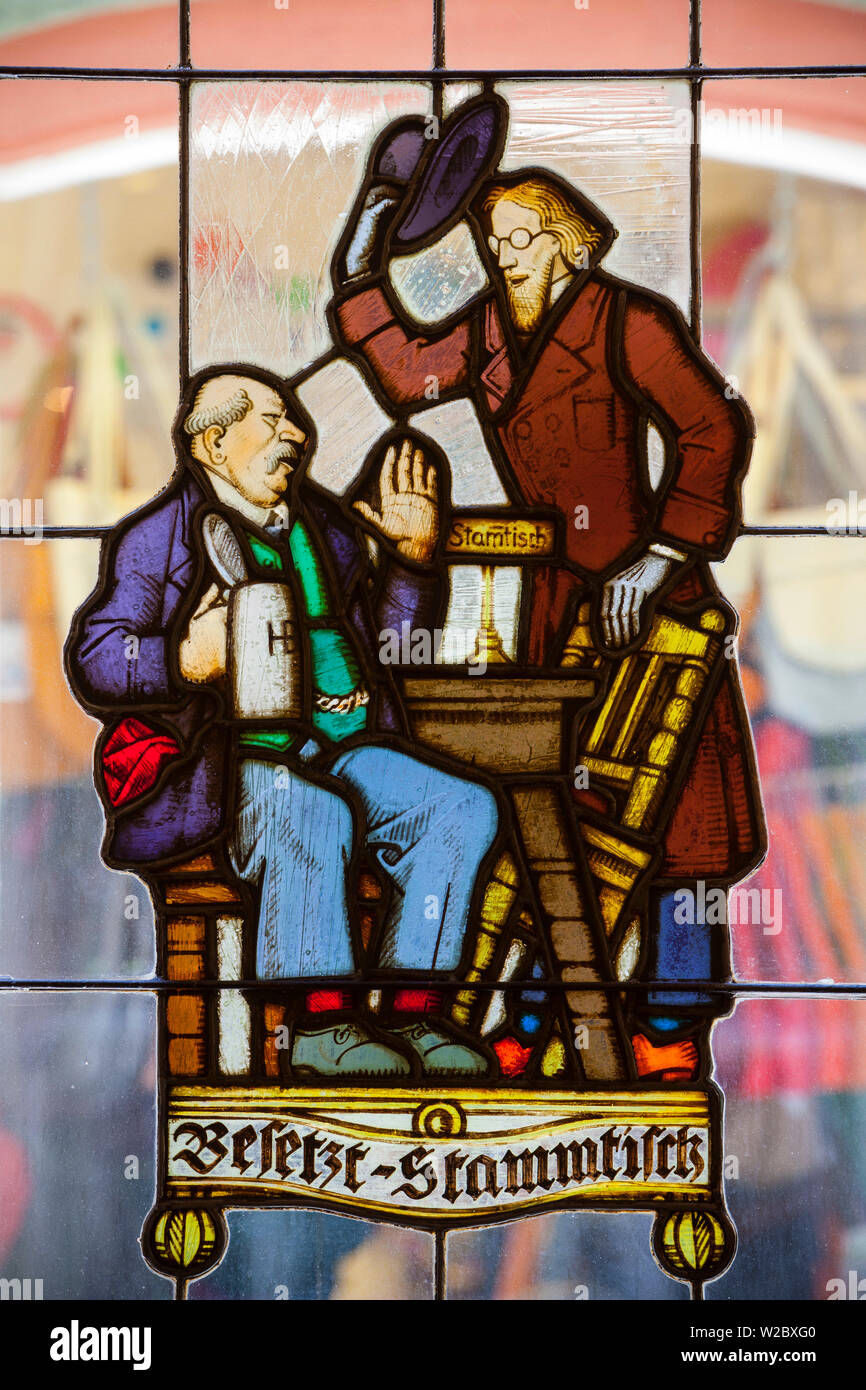 Reich verzierte Glasfenster im Hofbräuhaus, Regensburg, Oberpfalz, Bayern, Deutschland Stockfoto