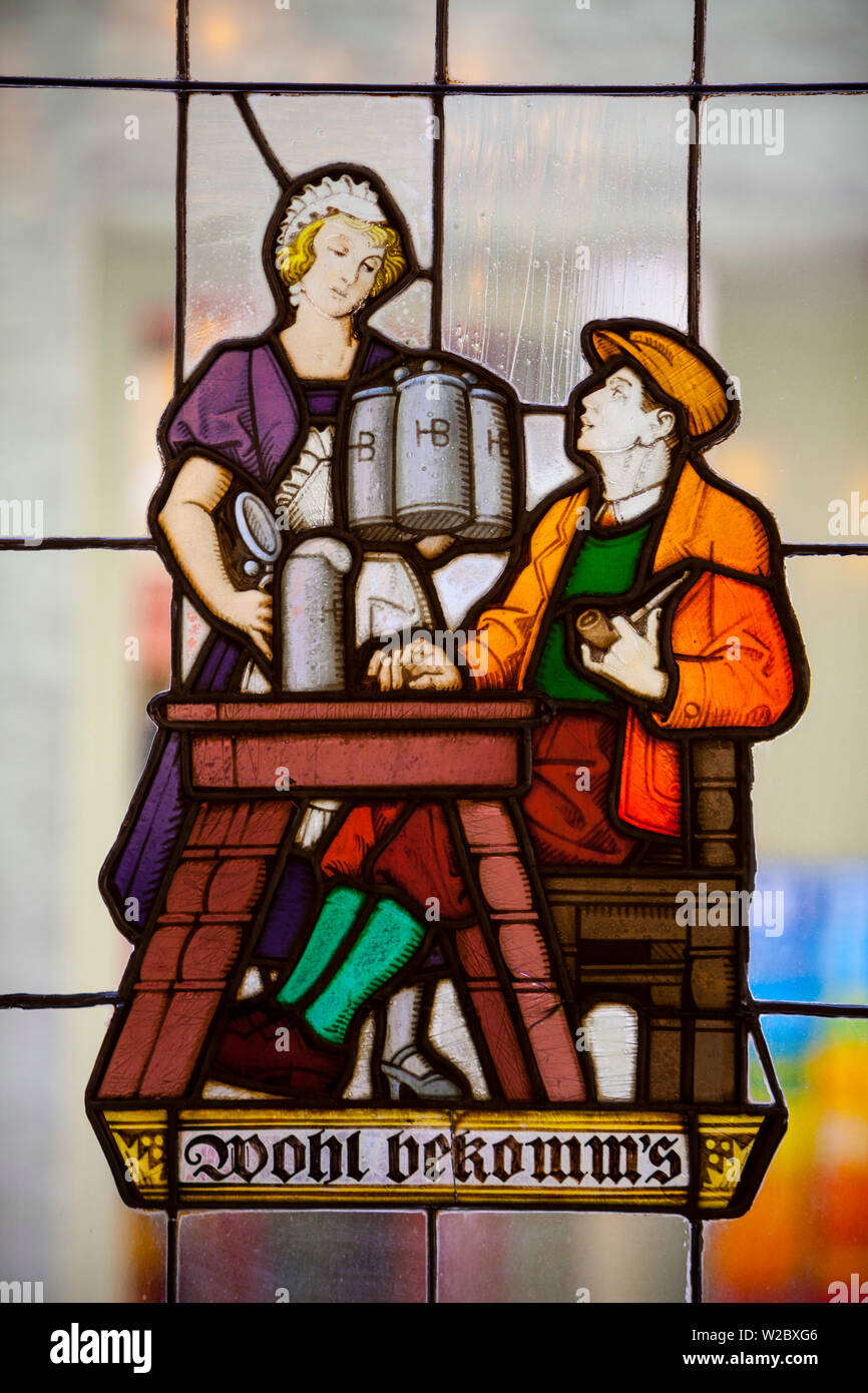 Reich verzierte Glasfenster im Hofbräuhaus, Regensburg, Oberpfalz, Bayern, Deutschland Stockfoto