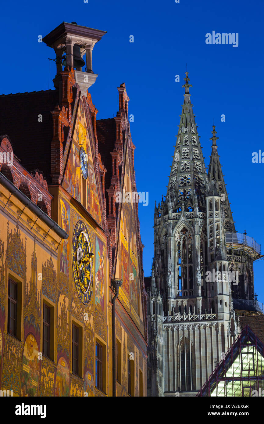 Das Rathaus (Altes Rathaus) und um Münster beleuchtete bei Dämmerung, Ulm, Baden-Württemberg, Deutschland Stockfoto