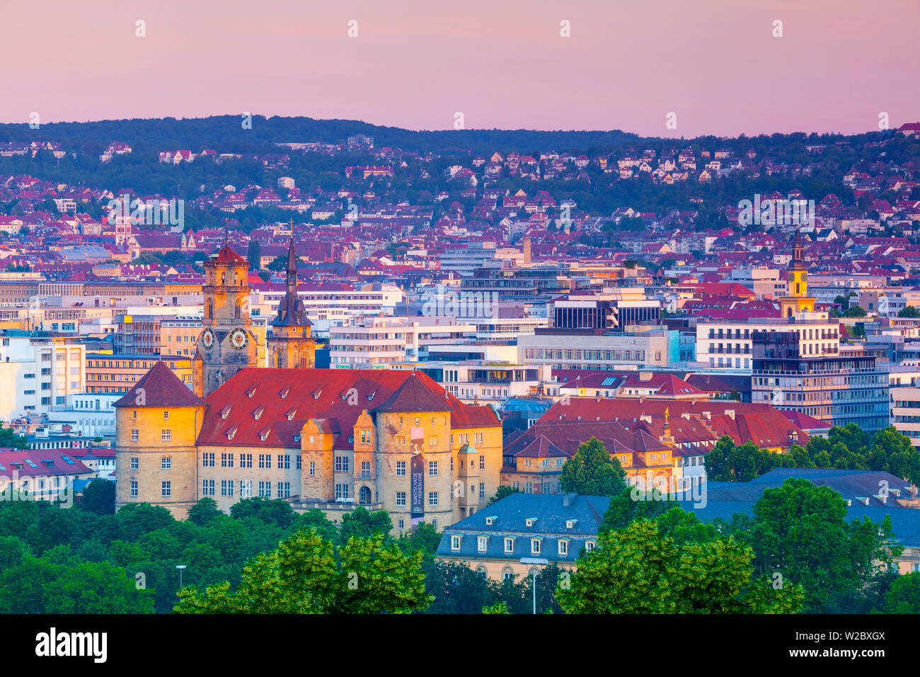 Stiftskirche (Stiftskirche) und Central City Übersicht leuchtet bei Sonnenaufgang, Stuttgart, Baden-Württemberg, Deutschland Stockfoto