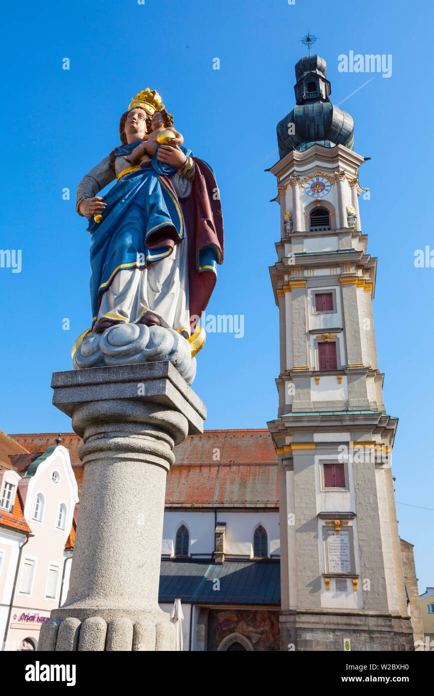 Altstadt Springbrunnen und dem Glockenturm, Deggendorf, Niederbayern, Bayern, Deutschland Stockfoto