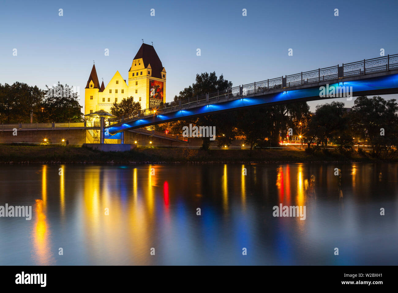 Blick über den Fluss Donau in Richtung Neues Schloss ausgeleuchtet bei Dämmerung, Ingolstadt, Oberbayern, Deutschland Stockfoto