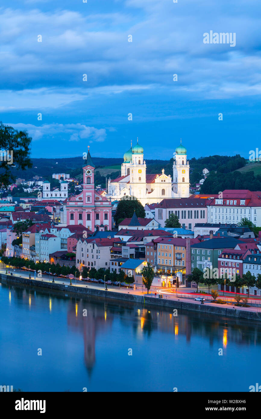 Erhöhten Blick auf die malerische Stadt Passau leuchtet in der Dämmerung, Passau, Niederbayern, Bayern, Deutschland Stockfoto