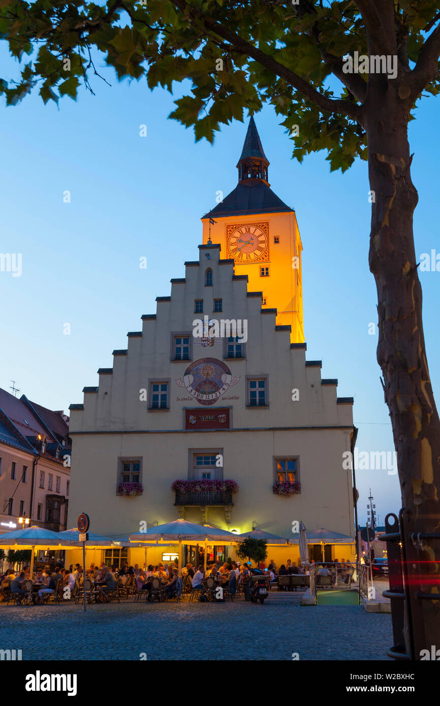 Rathaus (Town Hall) leuchtet in der Dämmerung, Deggendorf, Niederbayern, Bayern, Deutschland Stockfoto