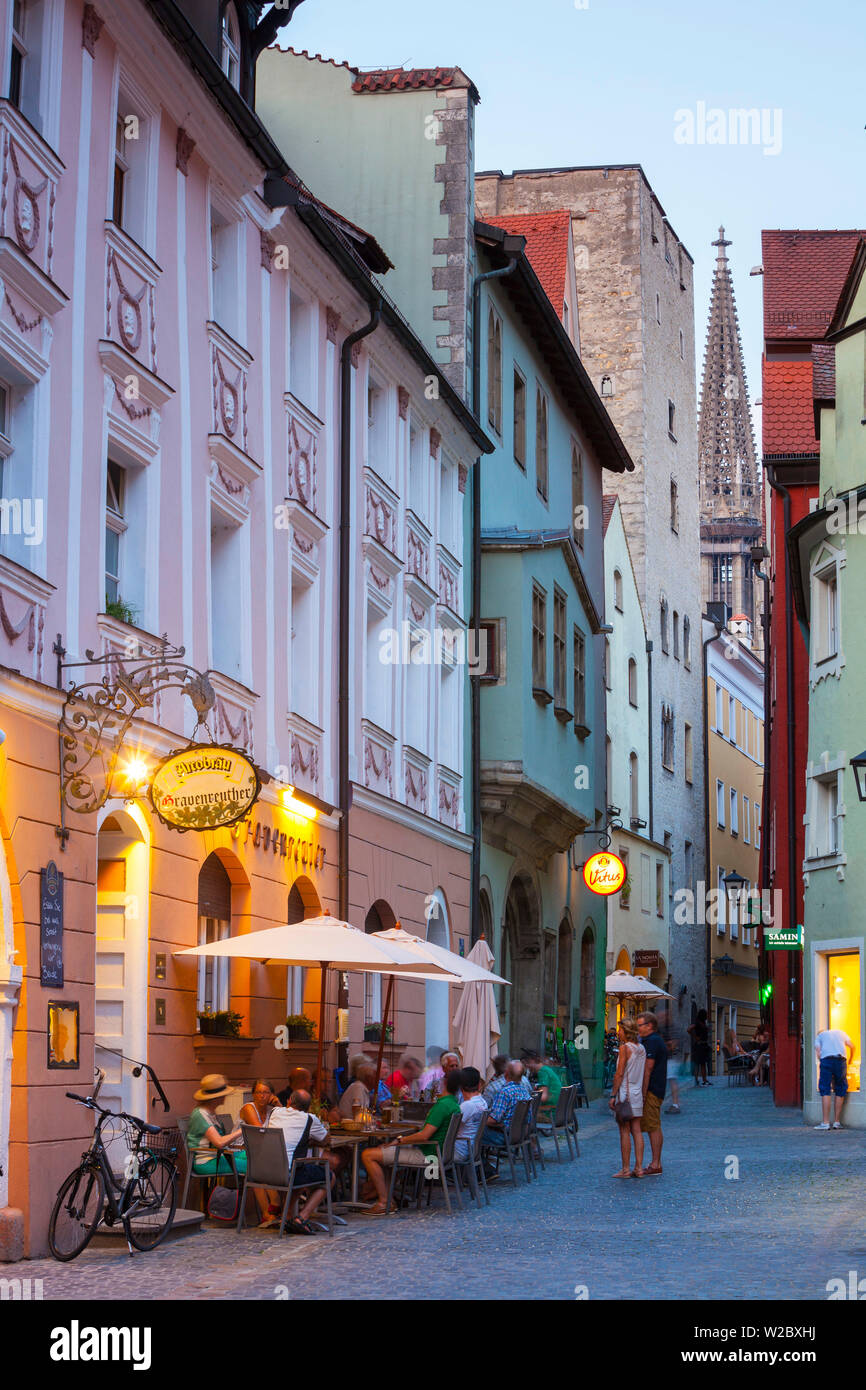Malerische Altstadt leuchtet in der Dämmerung, Regensburg, Oberpfalz, Bayern, Deutschland Stockfoto